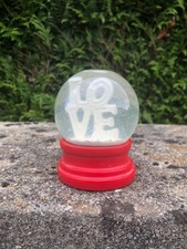 Boule à neige, love, Robert Indiana