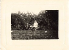 ANCIENNE PHOTOGRAPHIE FILLETTE PREND LA POSE DANS LE JARDIN DANS SON LANDEAU