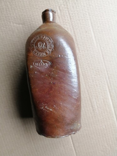 Une bouteille gres wasser - en,