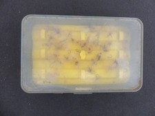 boite à mouche pleine d' environ 50 mouches artisanales anciennes.