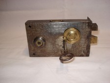 Serrure ancienne avec clé.