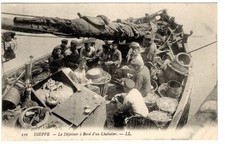 CPA 76 DIEPPE - LE DÉJEUNER À BORD D'UN CHALUTIER