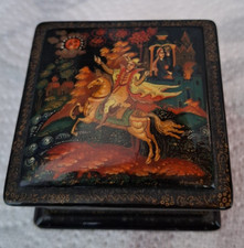 Boite Russe laquée signée 7 x 6,5 x 4 cm