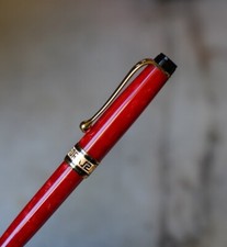 MAGNIFIQUE STYLO BILLE AURORA EN RESINE ROUGE MARBREE & PL. OR 18 CARATS + BOITE