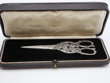 RARE PAIRE DE CISEAUX A RAISINS EN ARGENT MASSIF POINCON MINERVE DECOR ANGELOTS