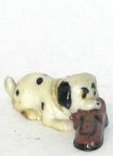 Les 101 dalmatiens - Figurine Marx - Chiot allongé croquant chaussure