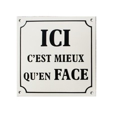 Plaque émaillée humoristique :   ICI C'EST MIEUX QU'EN FACE.