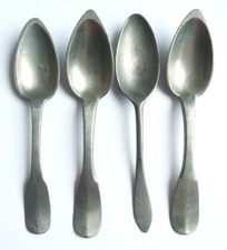 4 Grandes cuillères à soupe 19e siècle en étain avec armoiries blason Victoria