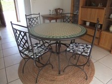 Table et 4 chaises extérieures intérieures Fer orgé et mosaïque 1.10m