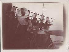 Pays-Bas, Portait d'une Hollandaise et sa bicyclette, Vintage print, circa 