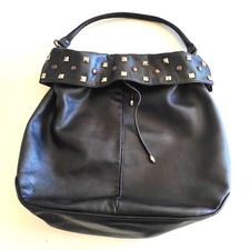 Sac besace à clous carré et rond en Cuir noir de Georges Rech Paris