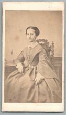 CDV Jeune fille en pose Photo Primitive Papier salé Young girl Salt Print Foto