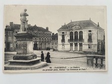PARTHENAY - Le Théâtre . Au Premier plan , statue «  La donneuse de pain .