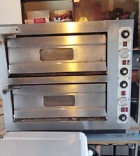 Four à pizzas triphasé.  Capacité 8 pizzas. Passé en 220V. Vendu avec son pied. 