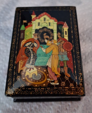 Boite Russe laquée signée 7