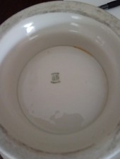 legumier en porcelaine ancien blanc avec des tetes de lion