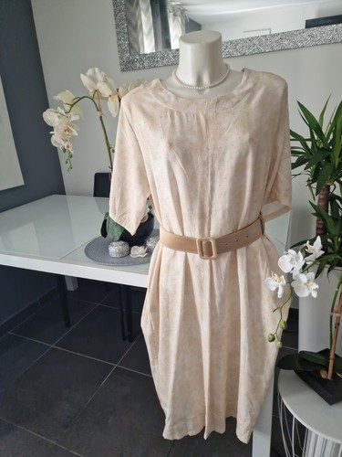 Une robe longue - mi-longue, beige