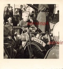 Garçon à moto dans le