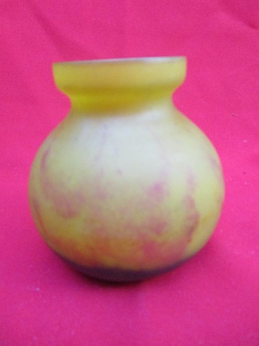 Vase boule signé - , lorrain
