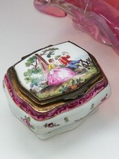 Boite ancienne en porcelaine