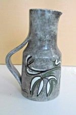 PICHET EN GRES VERNISSE GRIS/ BLANC et VERT  SIGNATURE A DECHIFFREE