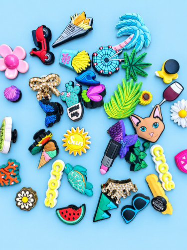 Assorted croc pins count - 10+,