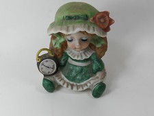 Personnages en Biscuit, Jeune Fille avec un réveil, Porcelaine Romantique