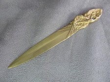 JOLI COUPE-PAPIER en bronze, à décor d'ECHASSIER. Signé R. Gardille.