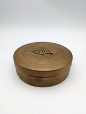 ancienne boite métallique ronde laiton repoussé avec incrustation