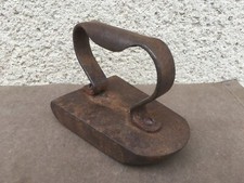 Ancien fer à repasser / Extrémités arrondies / En fonte / Déco / Collection