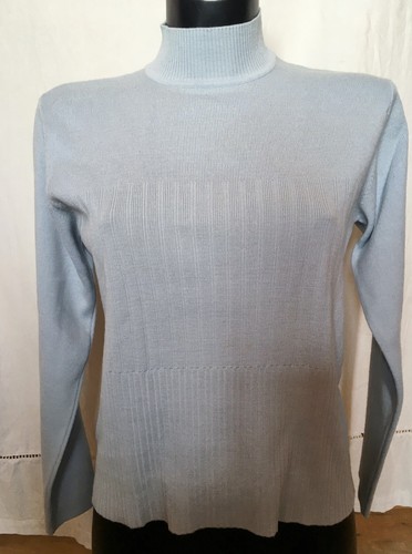 Pull bleu pâle manches