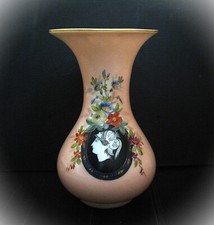 3445*  vase en opaline décor sur cartouche peint main époque 19eme