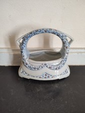 Petit panier en porcelaine
