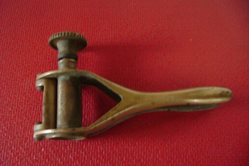 Ancienne bouchonneuse sanbri - ancienne,