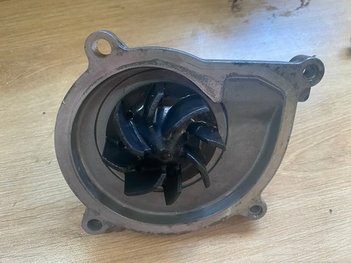 Une pompe eau sans couvercle - a,