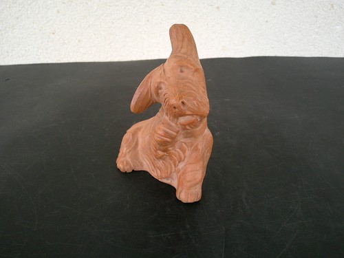 Statuette chien terre - de, en