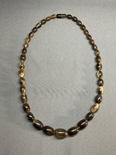 COLLIER DE PERLES DE CORNE DE BUFFLE EN CHUTE. BIJOU