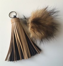 Bijou de sac, pompon cuir noir/beige et pompon en fourrure