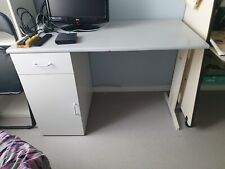 Bureau moderne 120 x 60 cm, hauteur 78 cm. Avec un tiroir et un rangement 