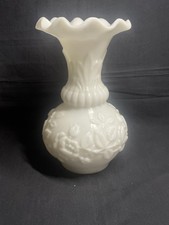 Ancien vase en opaline blanche