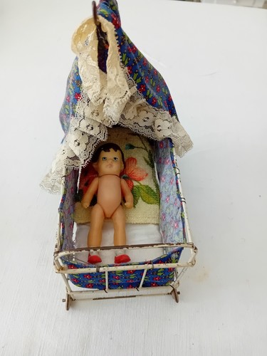 Petit lit poupée ancienne - de,