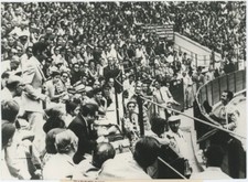 Le matador Diego Puerta dédie son premier taureau au champion Eddy Merckx. Vélo.