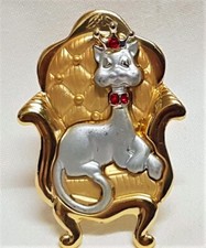 BIJOU VINTAGE BROCHE signé AJC CHAT FAUTEUIL CHAISE METAL DORE ARGENTE STRASS G8