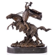Sculpture en bronze chevalier à cheval avec hache de guerre d'après