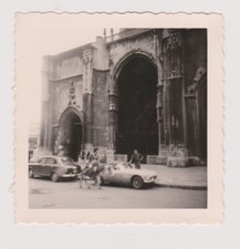 Snapshot argentique deux voitures anciennes dont une MGB cabriolet âne donkey