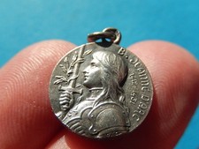 MEDAILLE BIENHEUREUSE  JEANNE D ARC ETENDARD ARMURE GLAIVE SIGNEE OBC