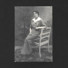Femme élégante assise
