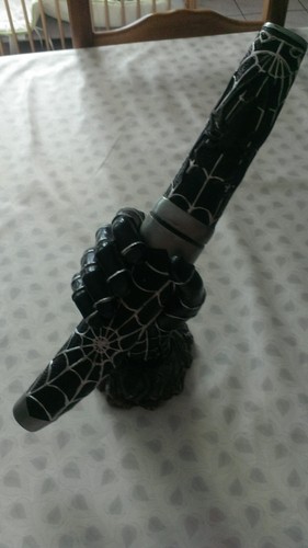Main noir spiderman - noir,