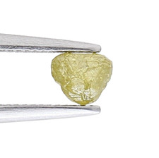 Diamant Naturel En Forme De Coeur 0.37tcw Couleur Verte Brut Diamant Brut