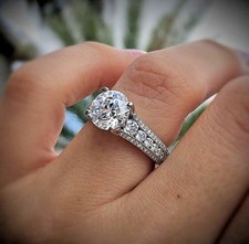 Bague de fiançailles blanche